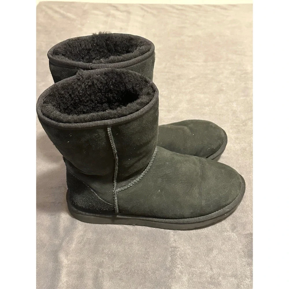 UGG Classic Short 5825 Black Sheepskin Fur Lined Winter Boots Womens 9
